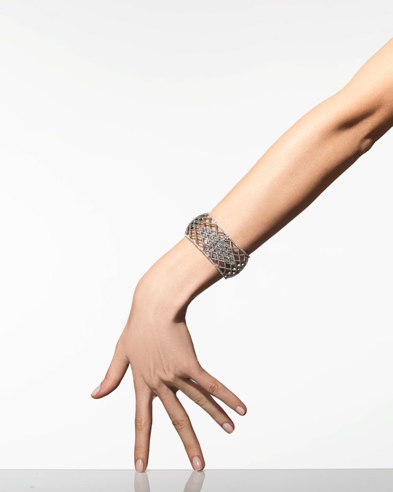 CADAQUESThe Cadaques diamond bangle fuses the intricacy of old-world charm with a graphic modernity traced in titanium.  A kite-shaped central stone elevates the house's distinctiveness.